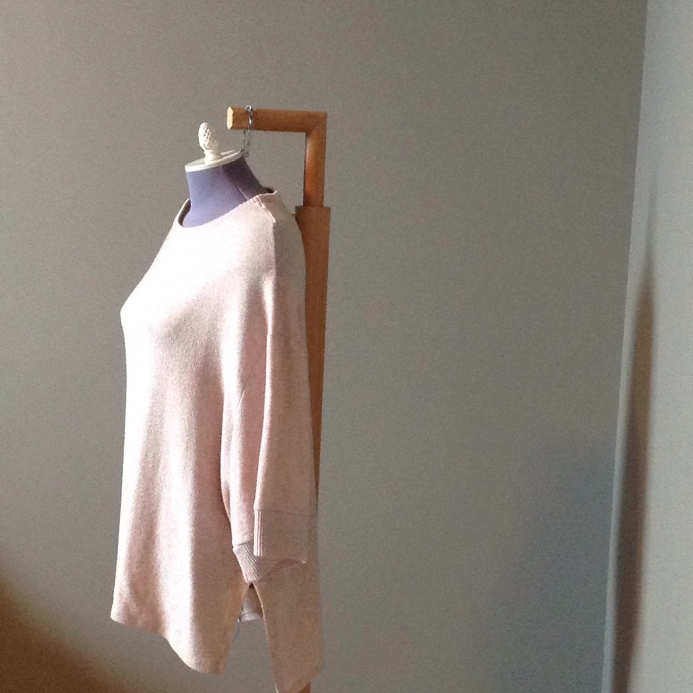 3/4 knit sleeve with scoop neckline